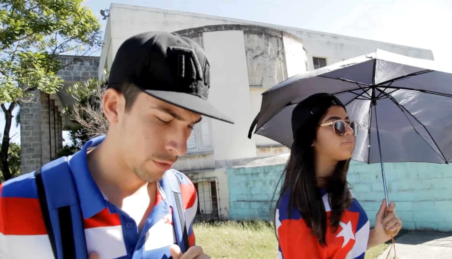 Jóvenes cubanos firman el concepto de Revolución de Fidel Castro tras la muerte del líder cubano. Foto: Claudio Peláez.
