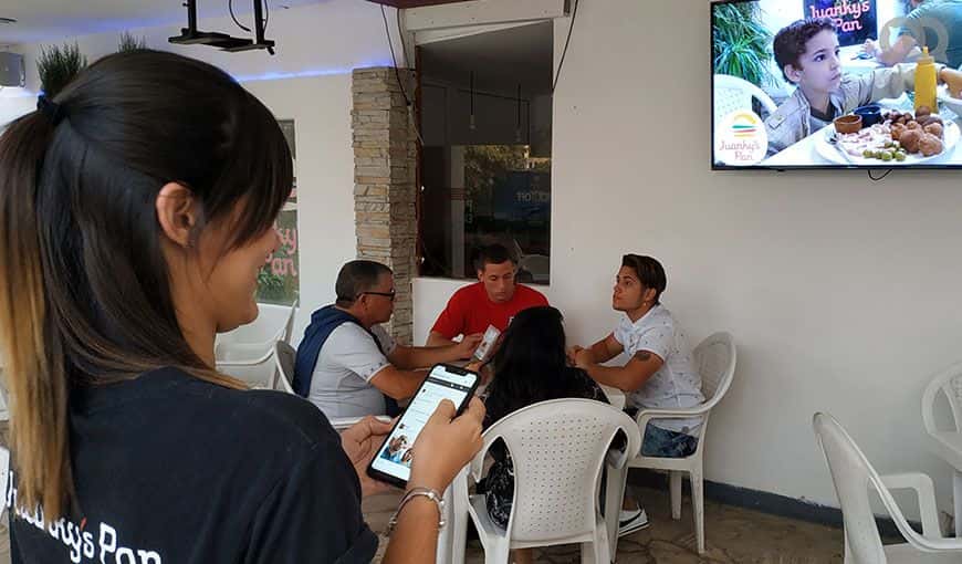 Negocios cubanos con menú electrónico y redes sociales propias