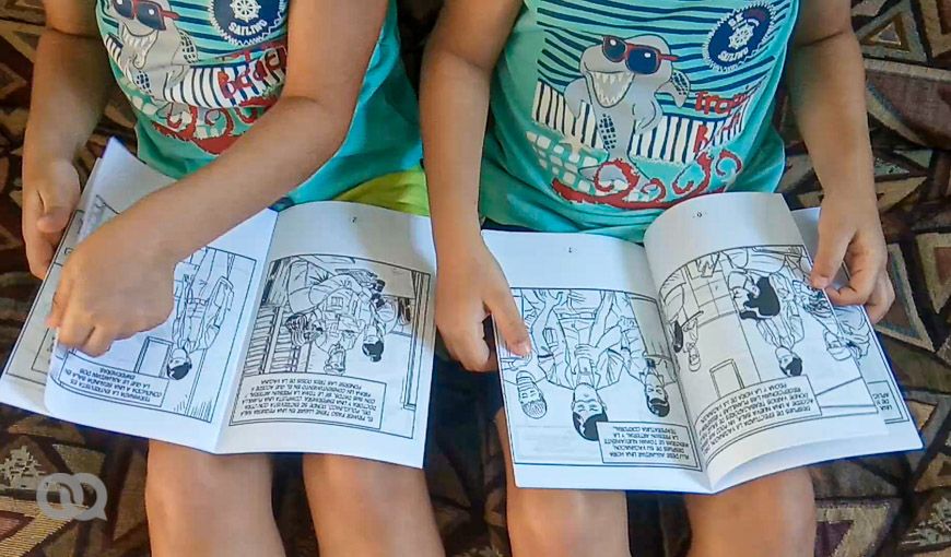 Niños cubanos hojean el libro de historietas Soberana 02 en Cuba.