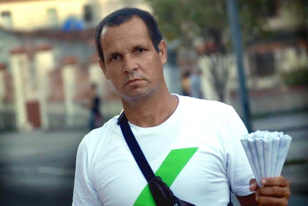 Leo, vendedor de mani en Cuba. Foto: Alejandro Trujillo