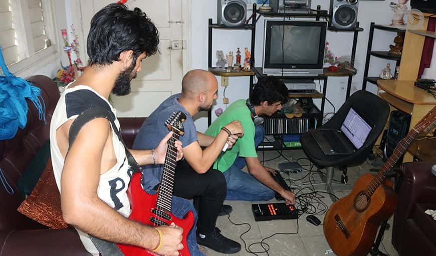 Lutieres electrónicos innovan con recursos propios