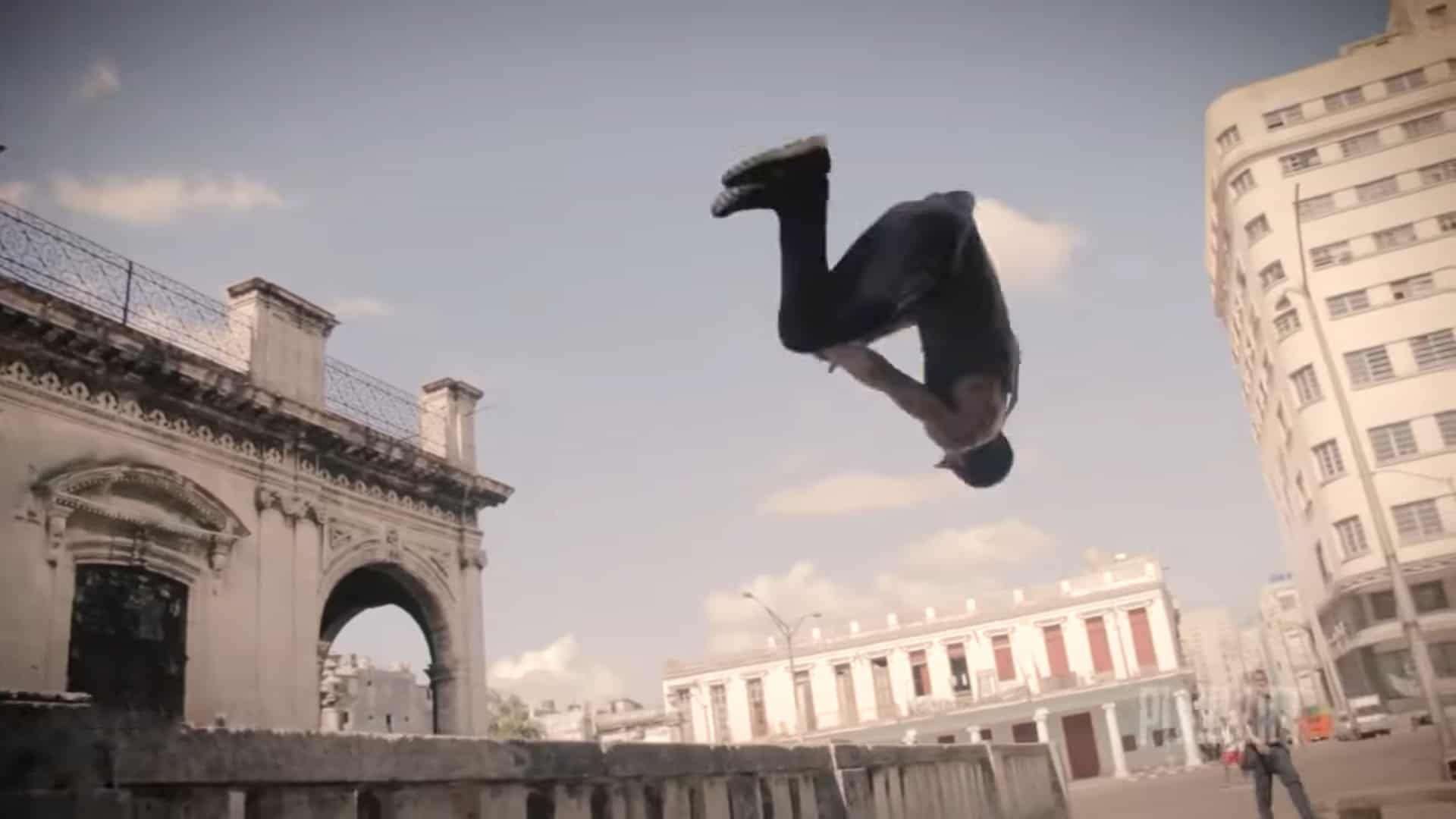 Jovenes cubanos practican parkour en La Habana, a pesar de que sean mal vistos por la sociedad