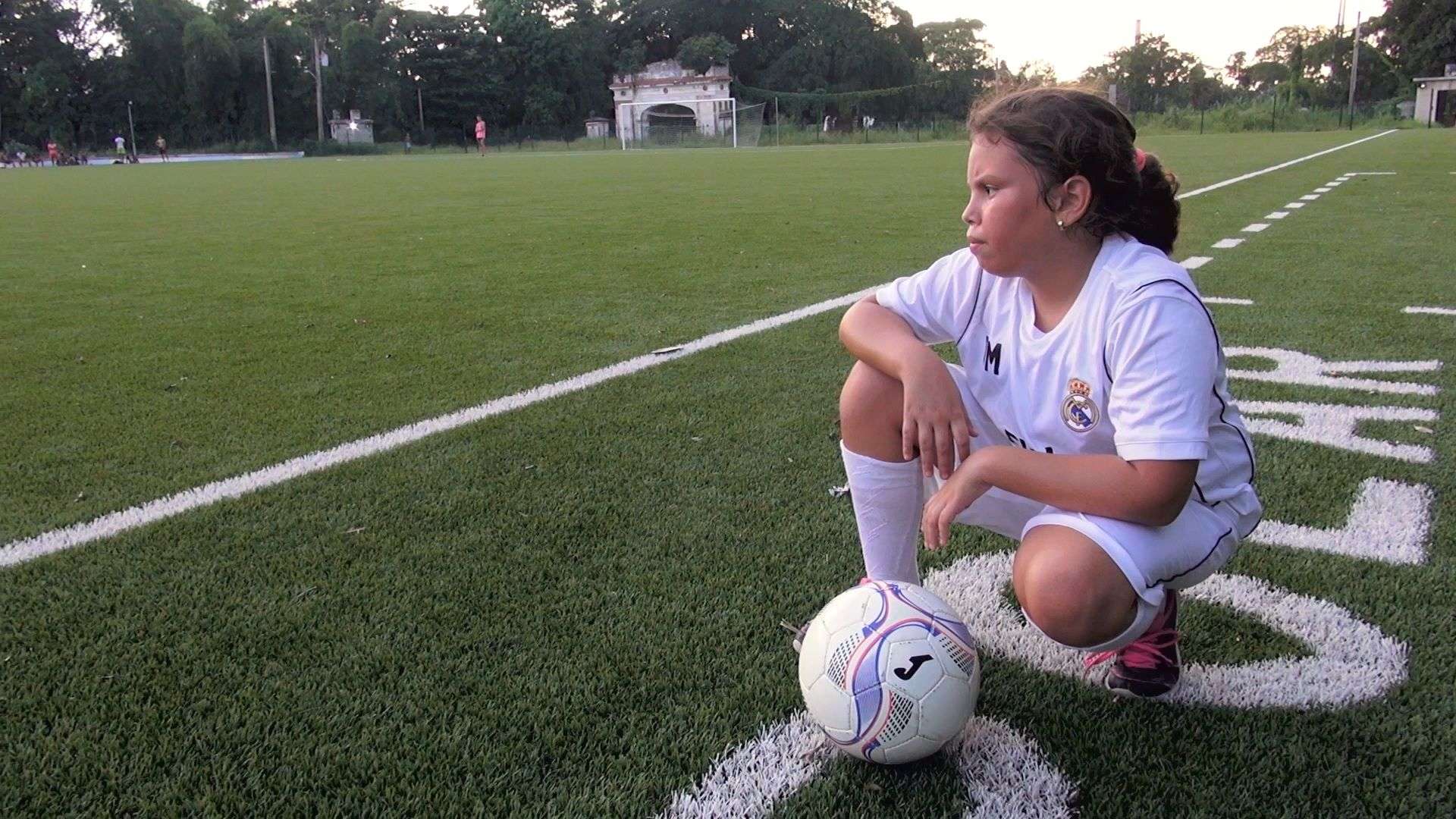 Los sueños detenidos de una niña futbolista en Cuba