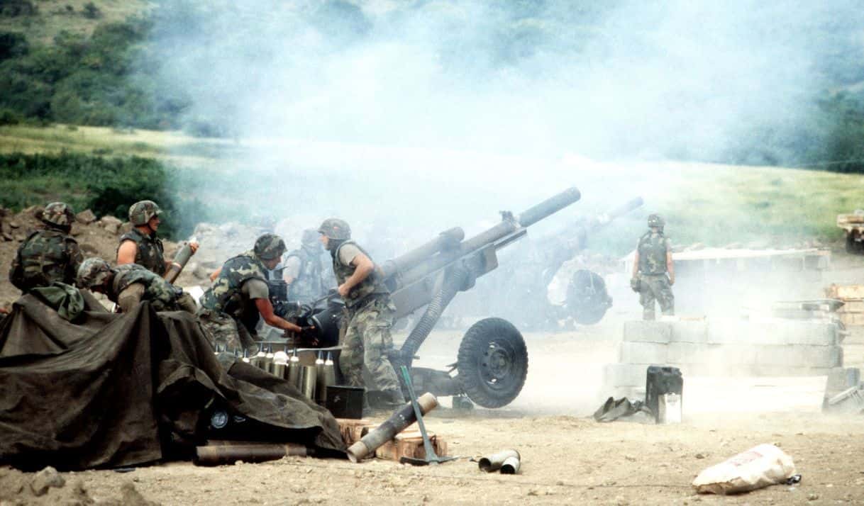 M102 norteamericano disparando durante la invasión. Foto: Wikipedia.