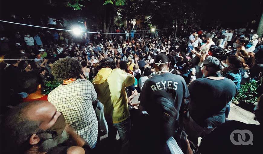 Artistas e intelectuales en las afueras de Ministerio de Cultura el 27 de noviembre de 2020 en manifestación pacífica para exigir el respeto a derechos como la libertad de expresión y creación. Foto: Ernesto Verdecia.