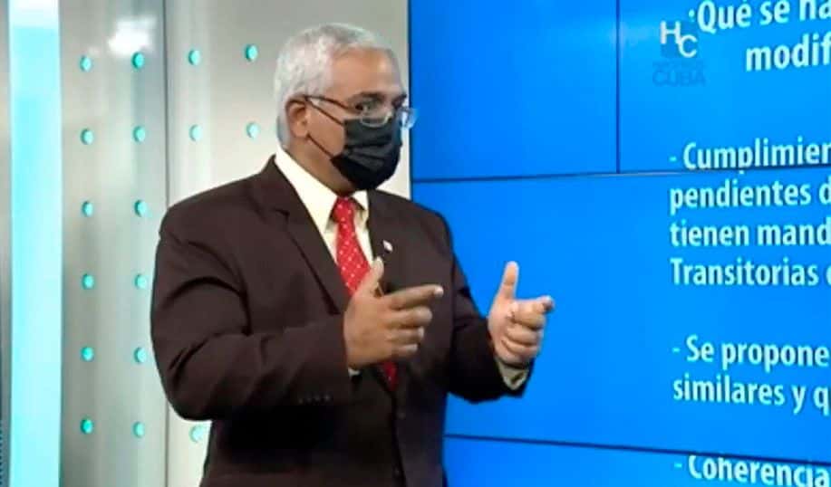 Oscar Silvera, ministro de Justicia de Cuba, durante una emisión del programa televisivo Hacemos Cuba. Captura de pantalla. 