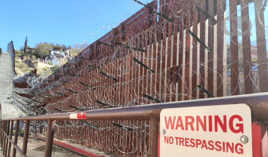 Línea fronteriza entre Estados Unidos y México en Nogales, Arizona. Foto: Mónica Rivero.