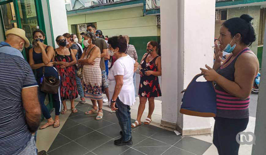 Mujeres cubanas hacen cola en un comercio de Santa Clara para comprar alimentos, productos de aseo y de higiene femenina.