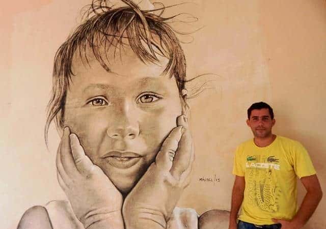 Maisel Lopez pintor de niños gigantes en La Habana