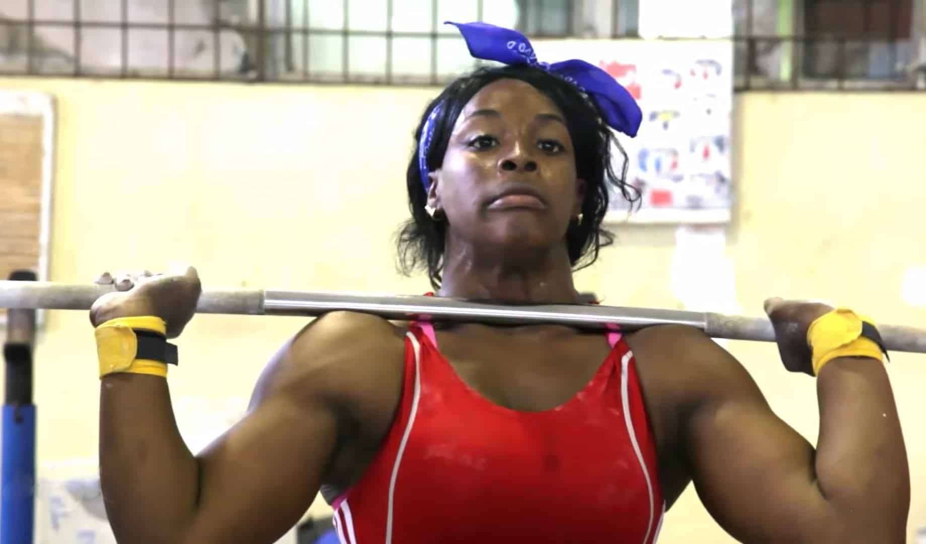 Marina Rodríguez joven deportista de las pesas en Cuba