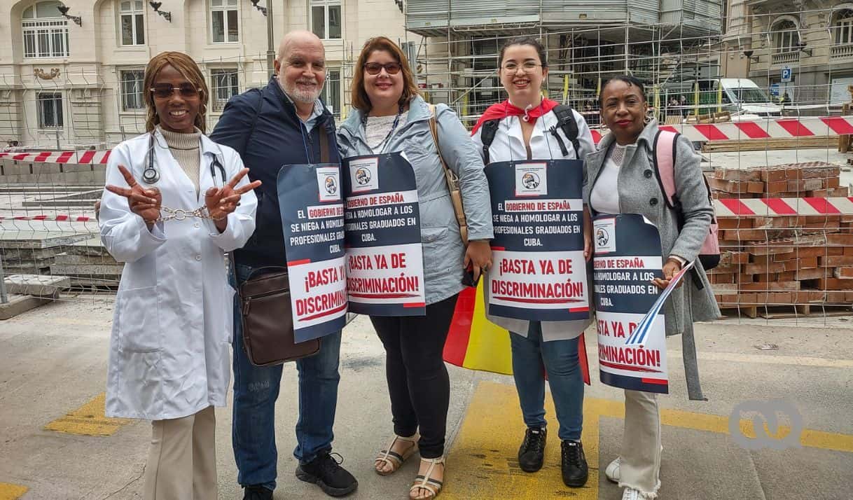 Médicos cubanos en España: salvavidas de la sanidad pública y víctimas de la espera