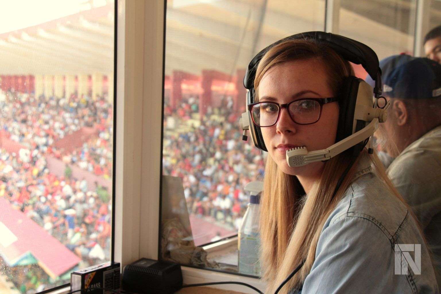 Pese a que aún cursa el quinto año de la carrera Periodismo, Melissa es la única mujer en Cuba que ejerce sistemáticamente la narración deportiva en la Serie Nacional de Béisbol. Tomada de Tremenda Nota