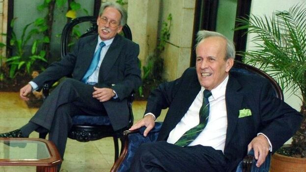 Miguel Álvarez junto al expresidente de la Asamblea Nacional, Ricardo Alarcón de Quesada. Foto: EFE