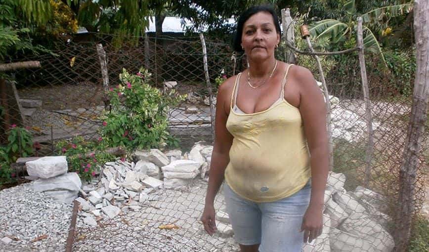 Mujeres que pican piedra al margen de la ley