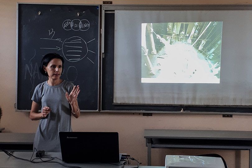 Omara Ruiz Urquiola frente al aula en el curso 2018-2019.