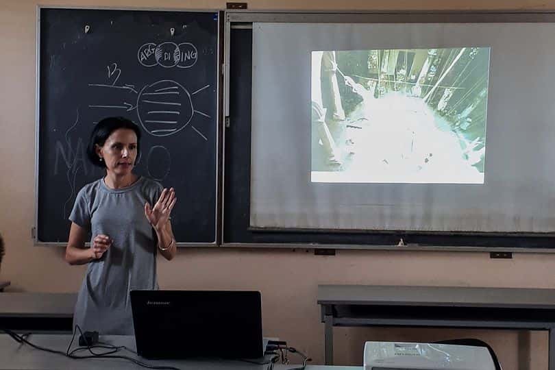 Omara Ruiz Urquiola frente al aula en el curso 2018-2019. Foto: cortesía.