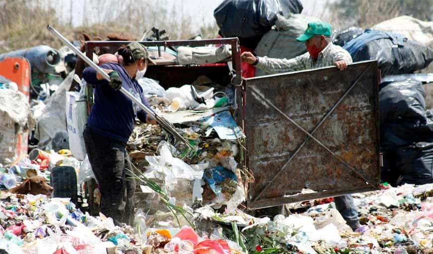 Pepenadores, quienes recogen, escogen y clasifican los desperdicios en la basura. Foto: Hector Tenorio/Lado B, México. 