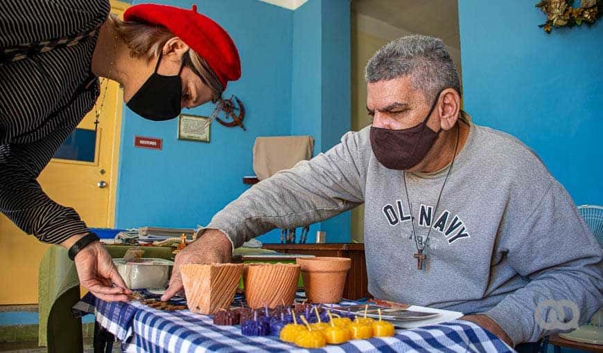 En el proyecto Corazón Solidario reciclan la cera para hacer nuevas velas y comercializarlas. Foto: Sadiel Mederos. 