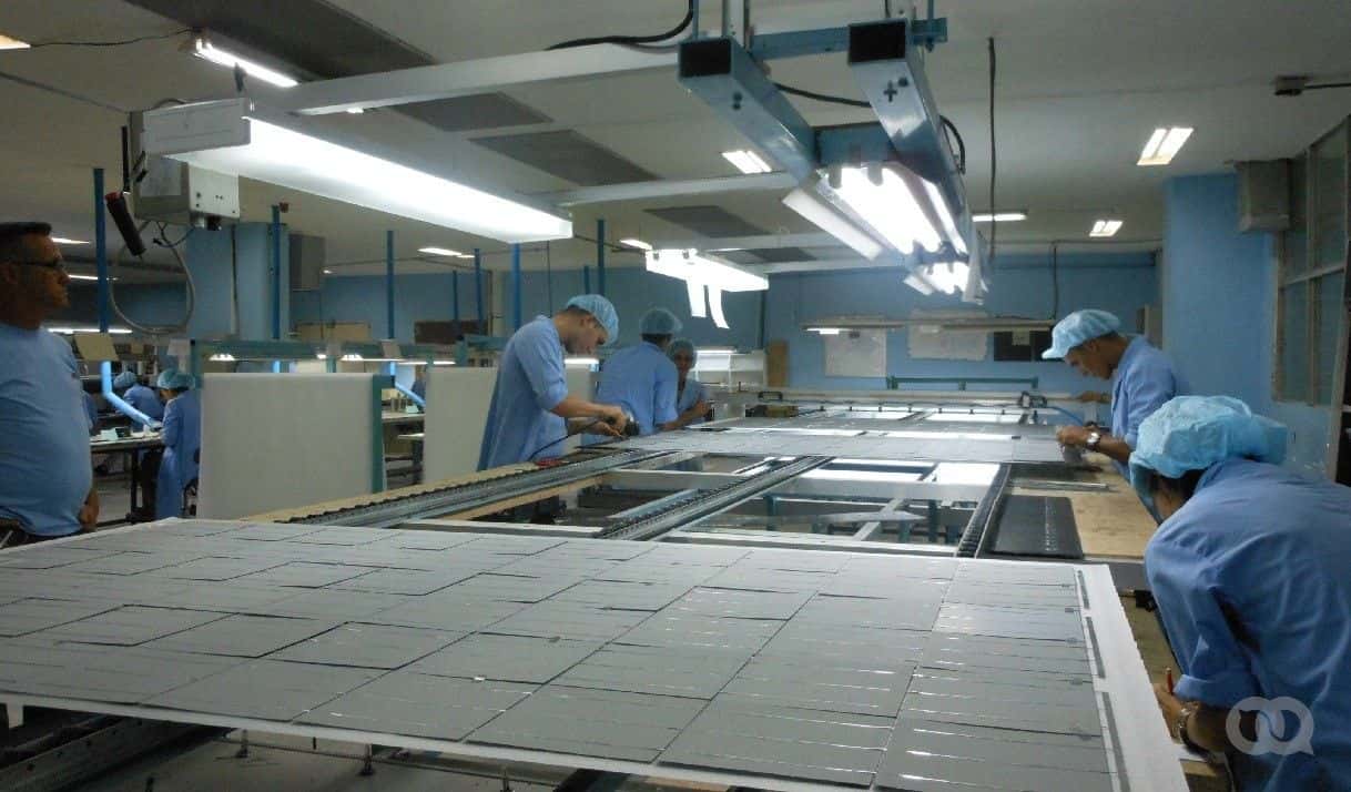 ¿Cómo pagará el Gobierno los paneles solares que «acabarán» con los apagones en Cuba?
