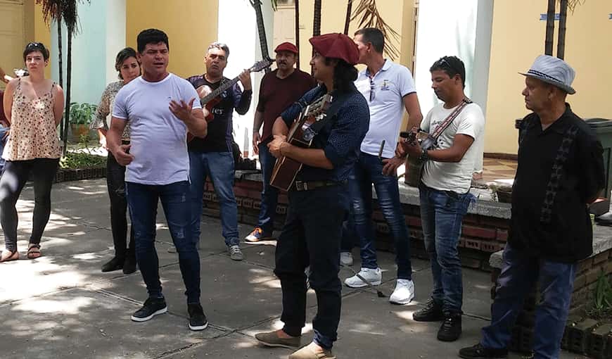 El improvisador cubano Luis Paz (Papillo), en diálogo poético con el payador chileno<br />Nicasio Luna, durante el VII Festival Toda luz y toda mía (Sancti Spiritus, junio 2019).<br />
Foto: Jesús Arencibia
