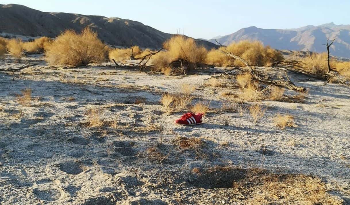 A su paso por el desierto, los emigrantes van dejando pertenencias. Foto: Pavel García.