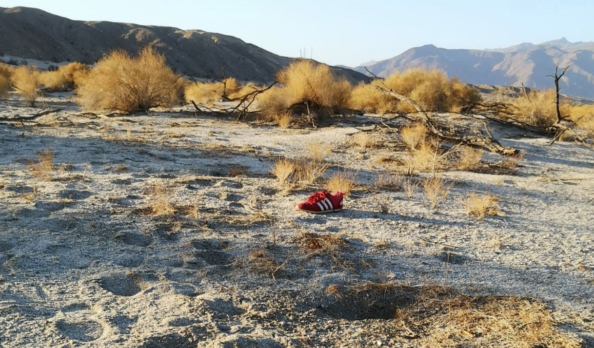 desierto montañas tenis