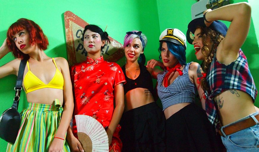 Jóvenes cubanas tatuadas al estilo de las pin-up girls. Foto: Yudith Vargas Riverón