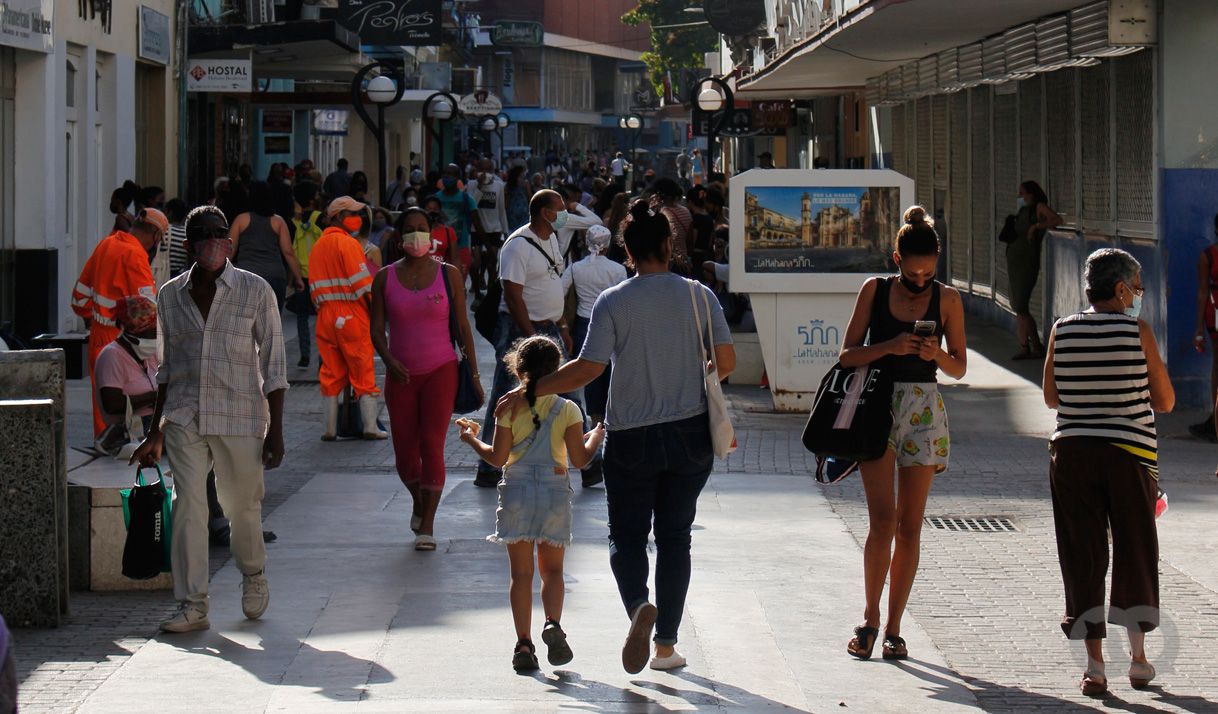 personas caminando calle