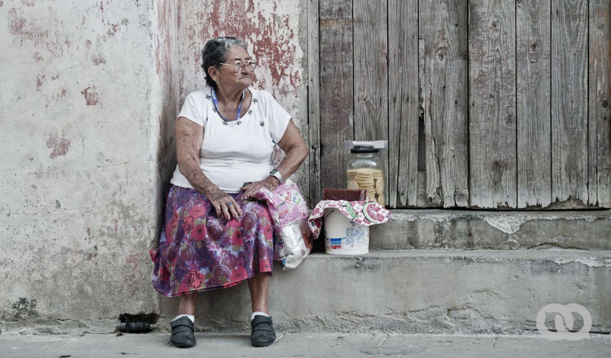 mujer calle pobreza