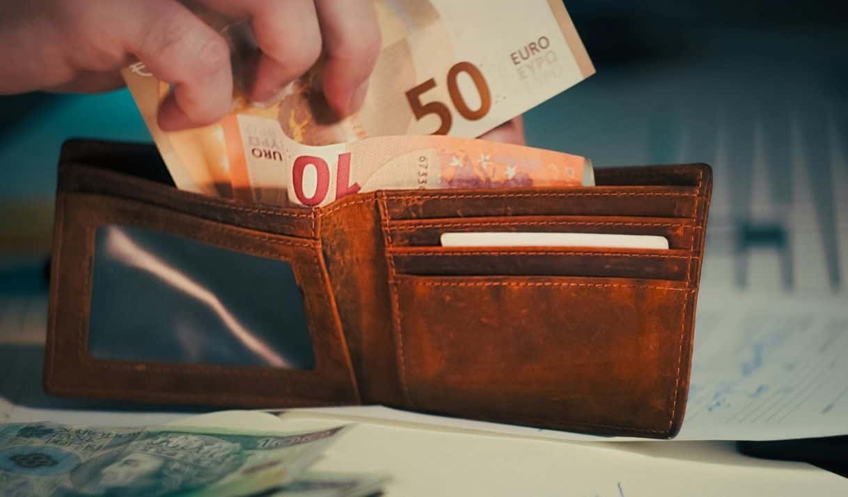 El euro sobrepasaría los 600 pesos en el mercado informal cubano para el cierre de abril, según OMFi 