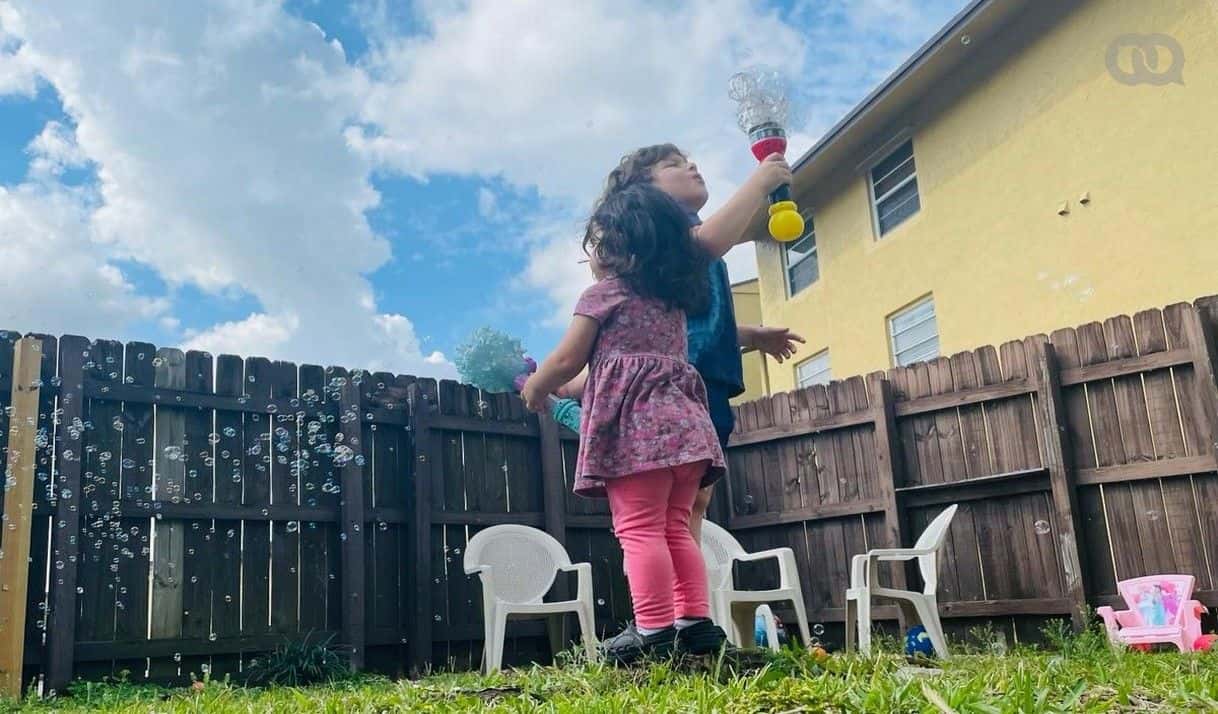 Raíces y alas: desafíos de la crianza de los hijos en la diáspora
