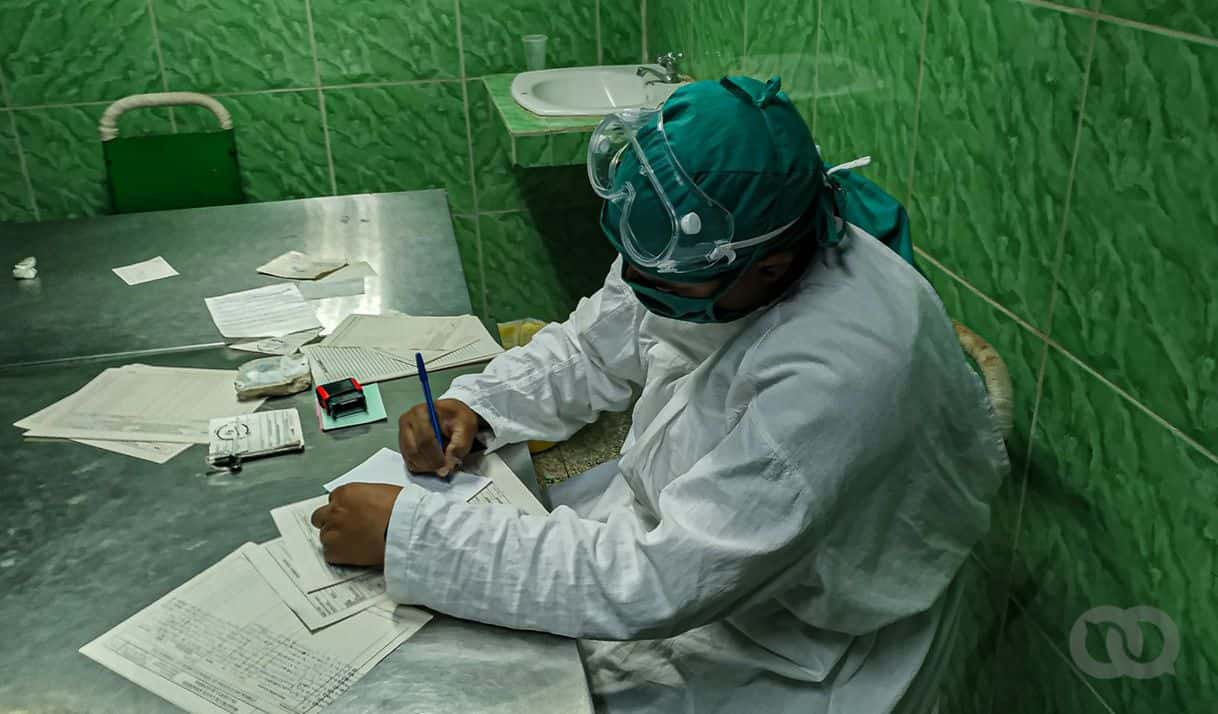 Muchos médicos se quejan de que son más los papeles que tienen que llenar, que los recursos para atender a los pacientes. Foto: elTOQUE.