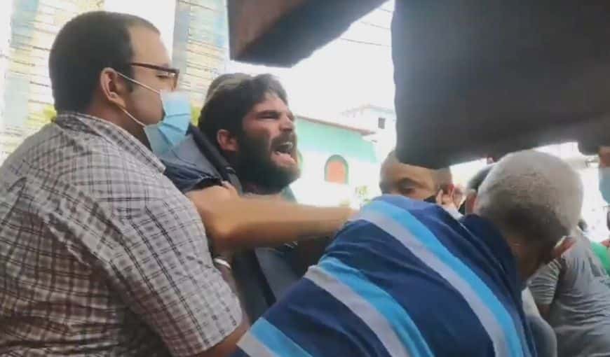 Raúl Prado antes de ser lanzado a la cama de un camión por agentes vestidos de civil. Foto: Perfil de Raúl Prado en Facebook.