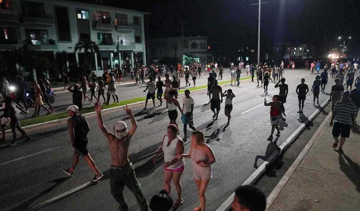 Manifestantes salen a la calle durante apagón tras el paso del huracán Ian en La Habana, Cuba, el 30 de septiembre de 2022. Foto: Alexandre Meneghini / Reuters.
