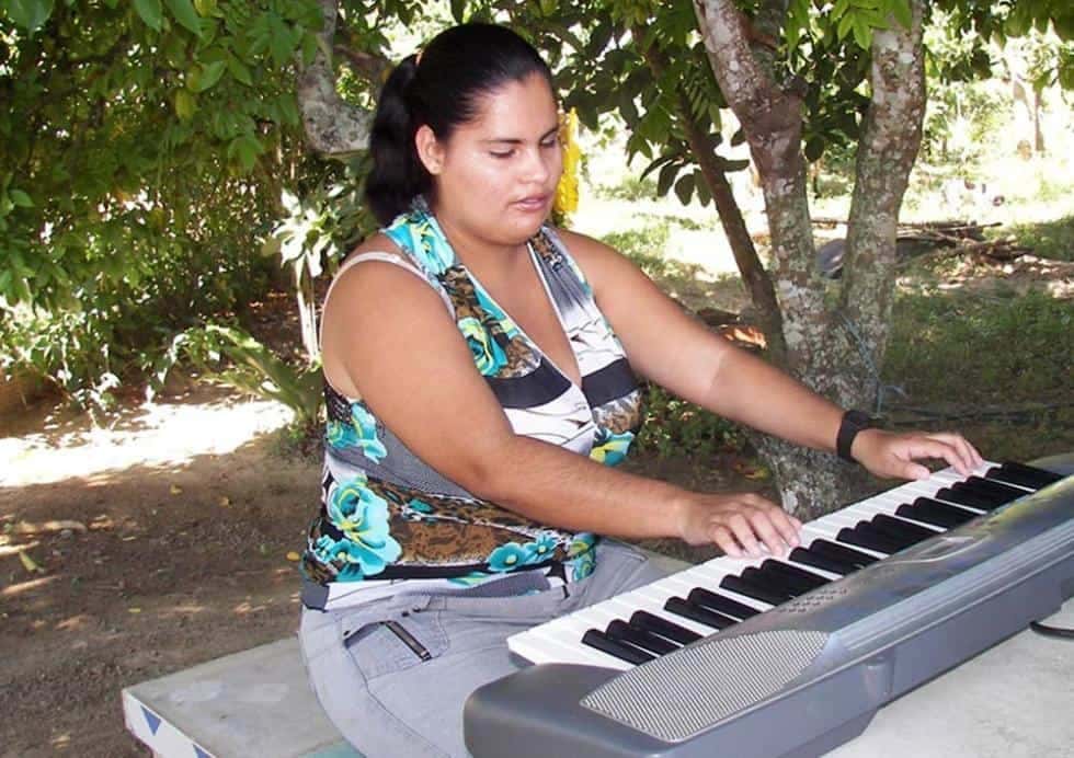 Rapera invidente busca estudio de grabación
