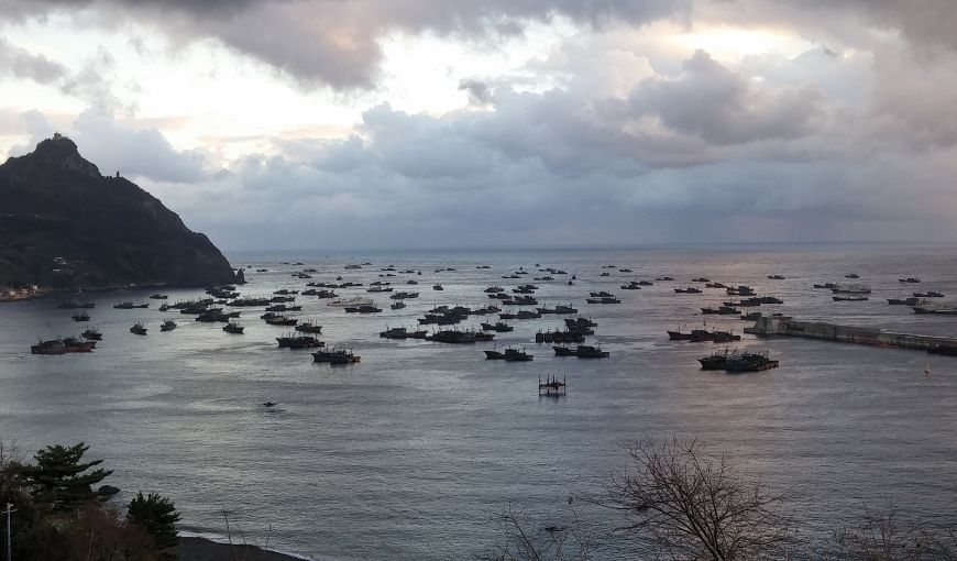 Remolcadores chinos anclados en el puerto de la isla de Ulleung en aguas de Corea del Sur (octubre de 2016). Foto: The Outlaw Ocean Project.