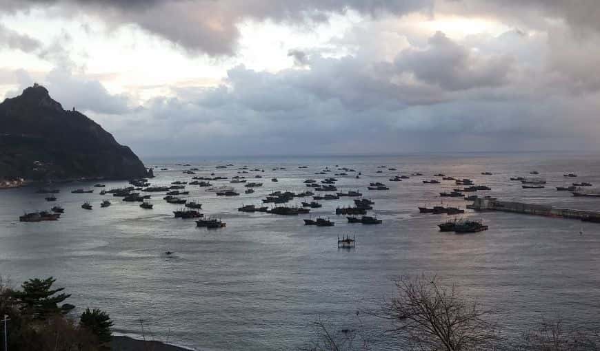 El misterio de los «botes fantasmas»: Cómo opera en Asia la mayor flota de pesca ilegal del mundo