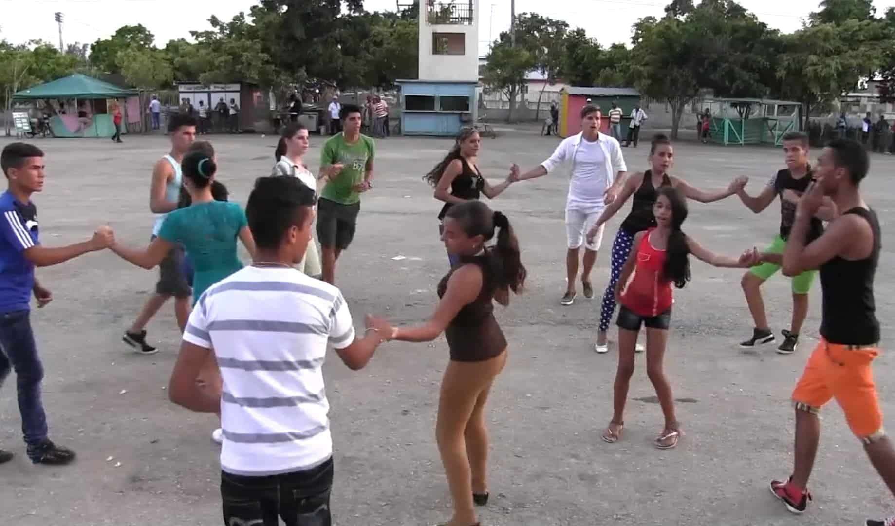 Ruedas de casino entre jovenes cubanos