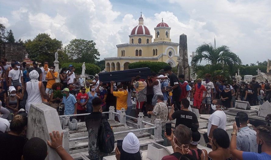 Decenas de admiradores y amigos acompañaron el sepelio de Daniel Muñoz, El Dany, popular artista de reggaetón cubano. Foto: Sabrina López (elTOQUE)