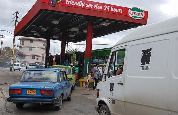 Las estaciones de gasolina venden miles de litros de combustible en el mercado negro / Foto: Raquel Pérez