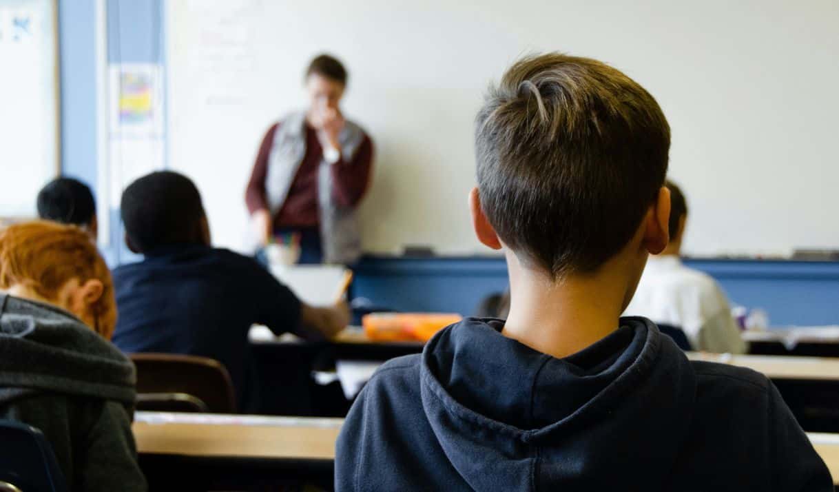 Casi uno de cada cinco estudiantes en Estados Unidos y Europa dicen que han experimentado acoso escolar. Foto: Taylor Flowe, Unsplash.