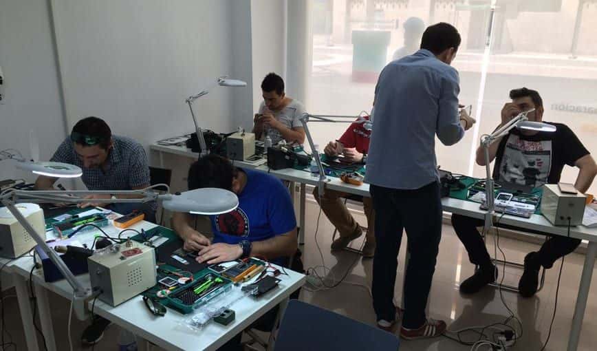 Talleres de celulares quieren ser empresas en Cuba