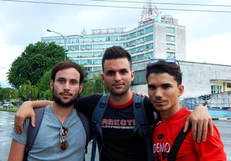Tres de los integrantes de KeHayPaHoy. Sergio León, Juan Luis y Juan Alejandro, de izquierda a derecha. Foto: Alejandro Ulloa