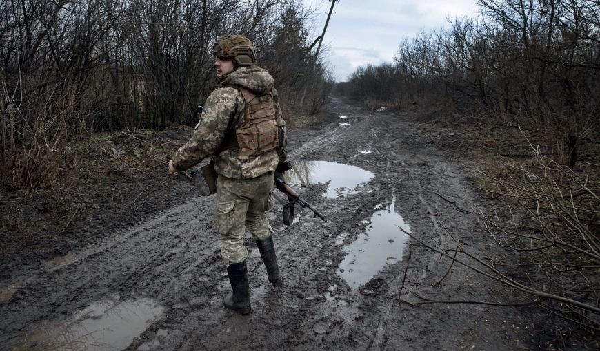 Soldado ucraniano el 23 de febrero en el este de Ucrania. Foto: Tyler Hicks / The New York Times.