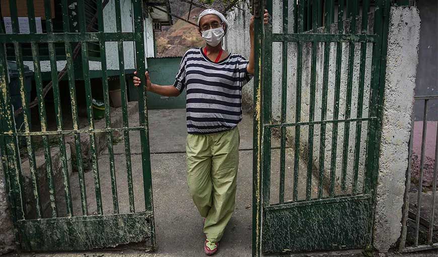 Desirée Rodríguez, una joven venezolana de 34 años, coordina un equipo de personas que llevan comida caliente a ancianos y otros pacientes de su comunidad, en medio de la pandemia de COVID-19. Foto: Ramses Mattey/La vida de nos.