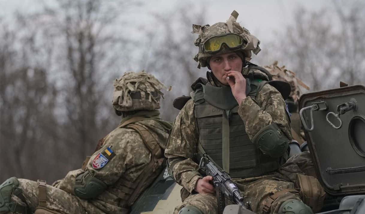 Militares ucranianos, en un vehículo blindado. Foto: Vadim Ghirda (AP)/El País. 
