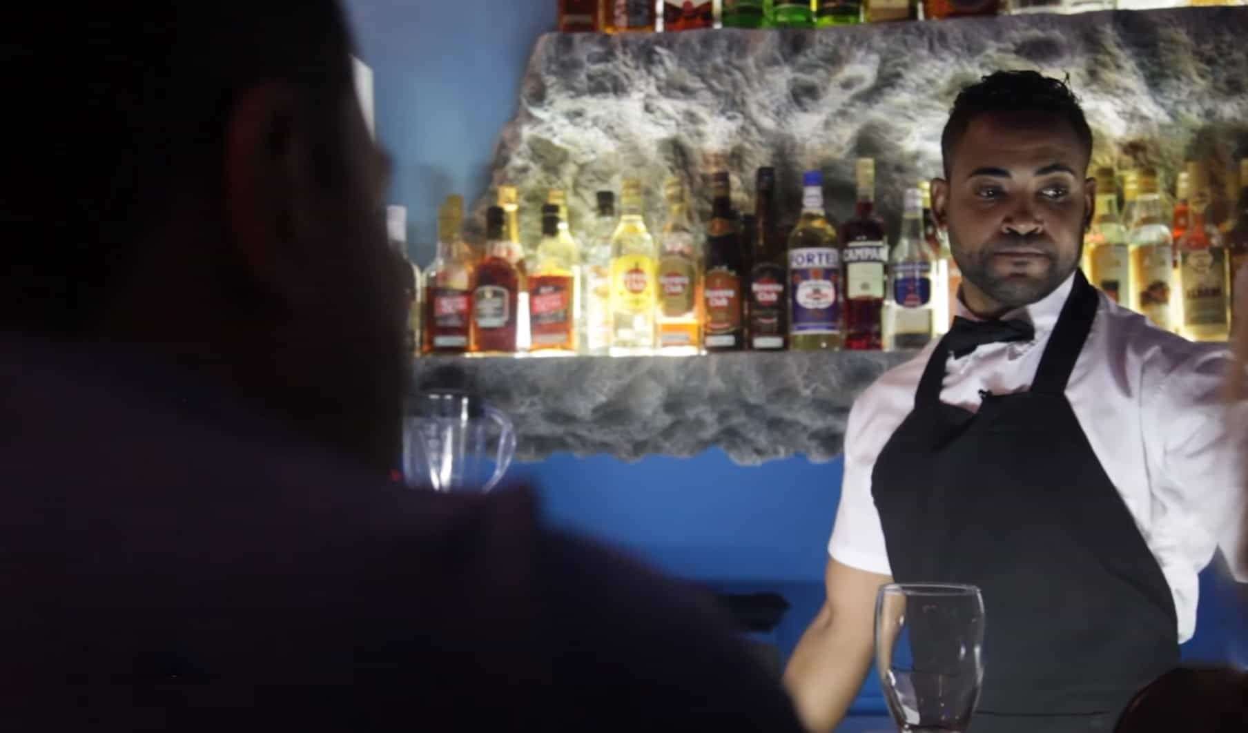 Actor de la television cubana trabaja de barman, restaurant Havana Blues