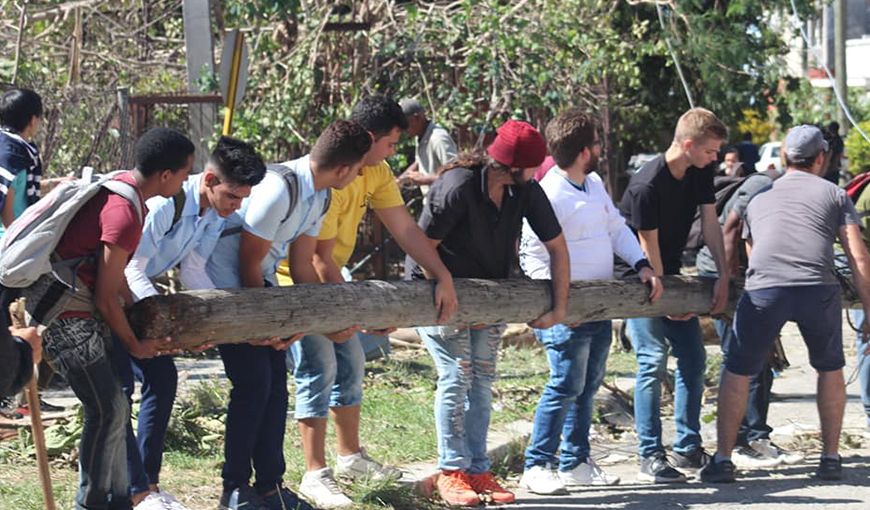 El estilista Gilberto Valladares (Papito) durante uno de los talleres de la Escuela de Peluquería que promueve el proyecto ArteCorte