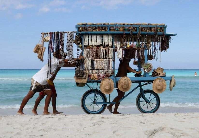 Varadero-carretilla-con-souvenirs-en-la-playa-Cuba-matanzas-turismo.jpg