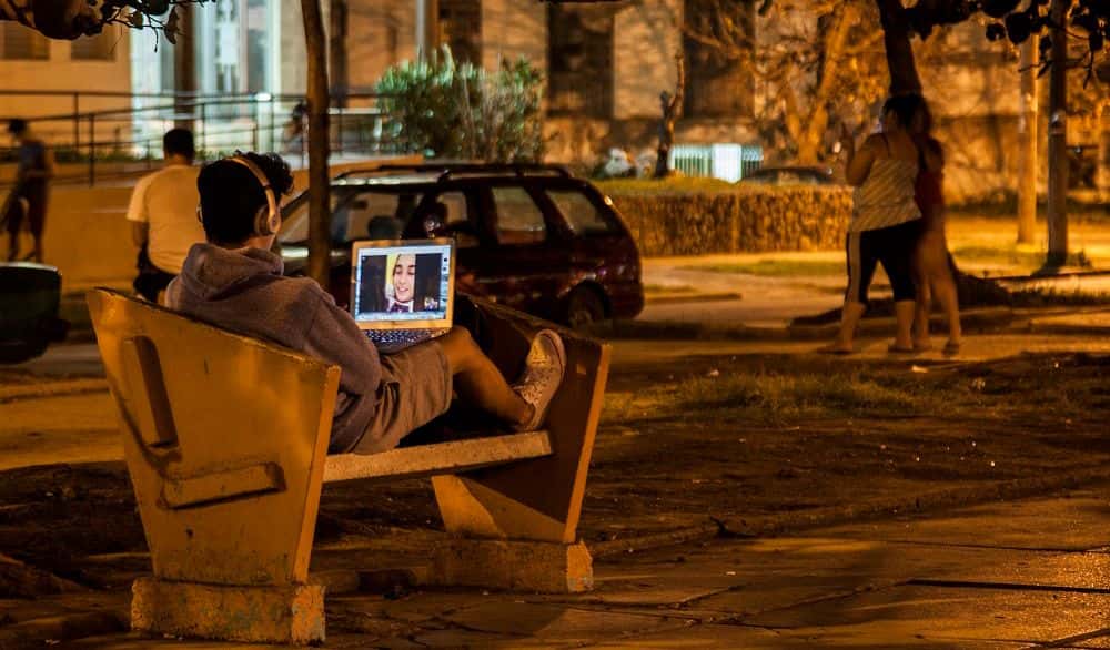 Jóvenes y el nuevo parque Wi-Fi